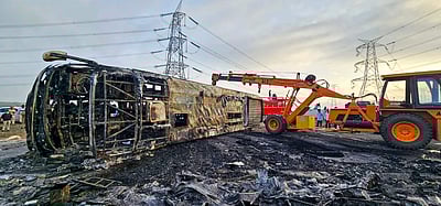 டயர் வெடித்த வினாடியில்.. எரிந்த பேருந்திலிருந்து தப்பிய பயணியின் அனுபவம்