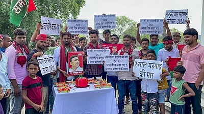 அகிலேஷ் யாதவ் பிறந்தநாள்:  தக்காளி வடிவிலான கேக் வெட்டி கொண்டாடிய கட்சித் தொண்டர்கள்!