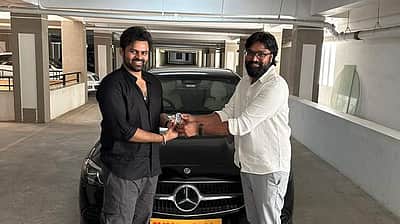 விரூபாக்‌ஷா இயக்குநருக்கு கார் பரிசளிப்பு!
