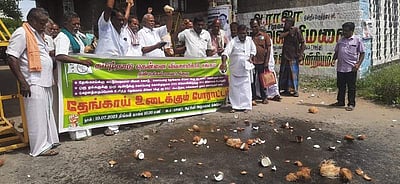 திண்டுக்கல்லில் ஆட்சியர் அலுவலகம் முன்பு தேங்காய் உடைக்கும் போராட்டம்