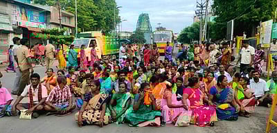 காஞ்சிபுரம்:  தூய்மைப் பணியாளர்கள் ஊதிய உயர்வு கேட்டு சாலை மறியல்