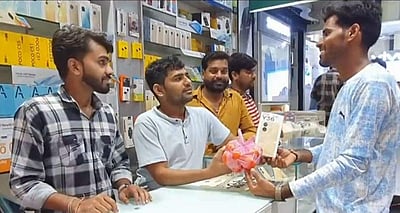 ஸ்மார்ட்போன் வாங்கினால் தக்காளி இலவசம்!