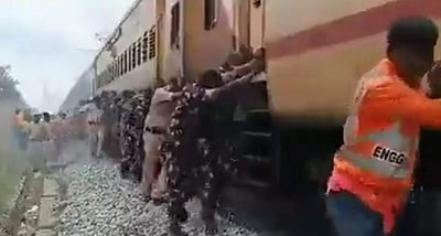 நடுவழியில் நின்ற ரயில்.. இறங்கித்  தள்ளும் ராணுவ வீரர்கள்! (விடியோ)