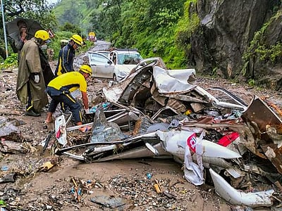 உத்தரகாசியில் நிலச்சரிவால் புதைந்த வாகனங்கள்: 4 பேர் பலி