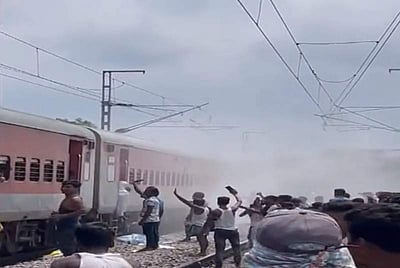 கன்னியாகுமரி விரைவு ரயிலில் திடீர் புகை!