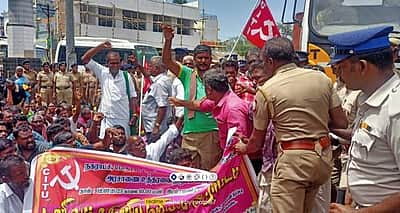 கடையநல்லூரில் மறியலில் ஈடுபட்ட தூய்மை பணியாளர்கள் கைது!