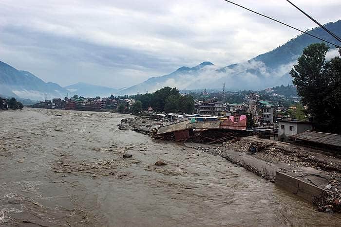 ம(பி)ழையால் வந்த சேதம்! 