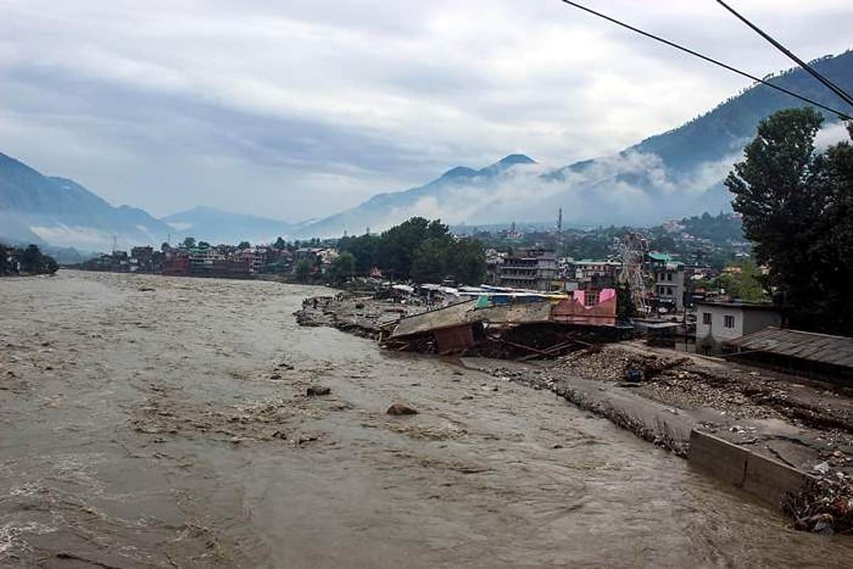 ம(பி)ழையால் வந்த சேதம்!