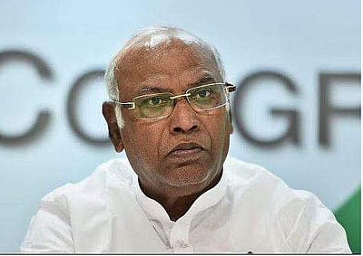 வங்கி முறைகேடுகள் அதிகரிப்பு:
பிரதமா் மீது காா்கே குற்றச்சாட்டு