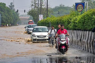 யமுனையில் வெள்ளம்: தத்தளிக்கும் தில்லி!