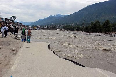 ஹிமாசல்: விமானப் படை ஹெலிகாப்டர் மூலம் நிவாரணப் பொருள்கள்