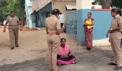 வேறு பெண்ணை மணந்து ஏமாற்றிய கணவன்! காவல் நிலையம் முன்பு மனைவி தர்னா!