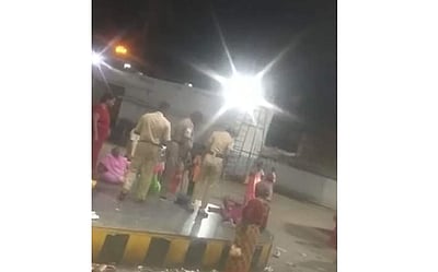 உறங்கிக்கொண்டிருந்த பெண்ணை லத்தியால் சரமாரியாக அடிக்கும் பெண் காவலர்! விடியோ வைரல்!