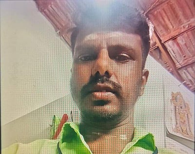 திடீரென நிறுத்திய லாரியில் கார் மோதி விபத்து: கல்லூரி மாணவர் பலி, இருவர் காயம்