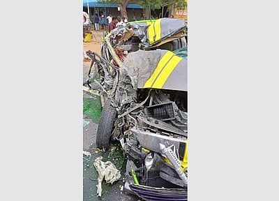 க.பரமத்தி அருகே தனியார் பேருந்து மீது கார் மோதல்: 2 பேர் பலி 