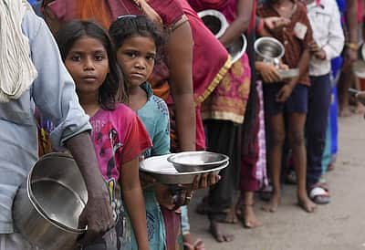 நிவாரண முகாமில் உணவு பரிமாற்றம் - புகைப்படங்கள்