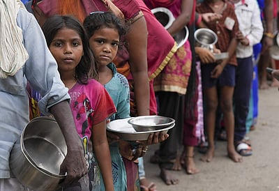 நிவாரண முகாமில் உணவு பரிமாற்றம் - புகைப்படங்கள்