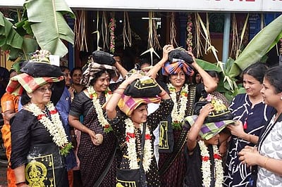 சபரிமலை ஐயப்பன் கோயிலுக்கு இருமுடி கட்டி வானதி சீனிவாசன் பயணம்!