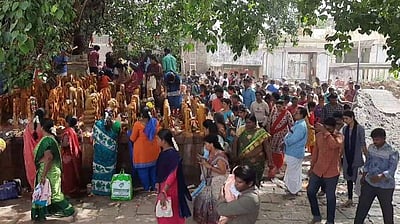 ஆடி முதல் அமாவாசை: கச்சபேஸ்வரர் கோவில் அரச மரத்தடியில் பக்தர்கள் வழிபாடு