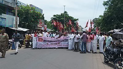 ஒரத்தநாடு: டாஸ்மாக் கடையை மூட வலியுறுத்தி மார்க்சிஸ்ட் போராட்டம்!
