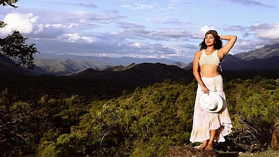 அமலா பாலின் அதிரடி ஸ்டில்ஸ்