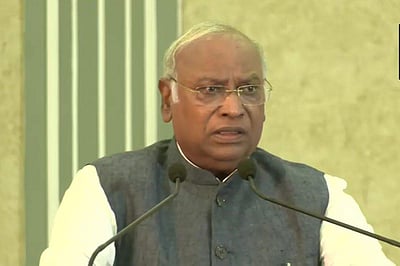 எதிா்க்கட்சிகளின் கூட்டத்தில் ஒருமித்த தீா்மானம்: மல்லிகாா்ஜுன காா்கே