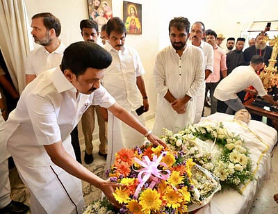 உம்மன் சாண்டி உடலுக்கு முதல்வர் மு.க. ஸ்டாலின் நேரில் அஞ்சலி