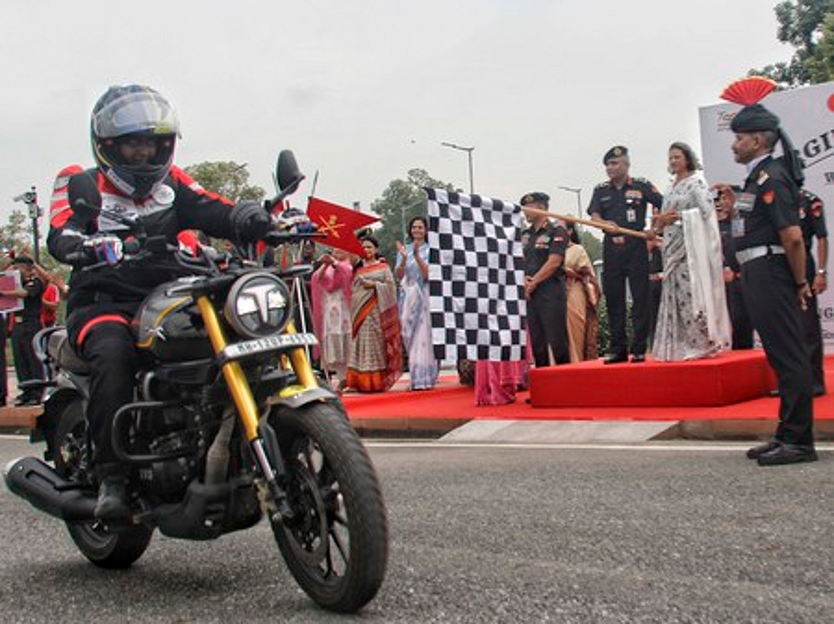 காா்கில் போா் நினைவு 24 -ஆவது ஆண்டு: தில்லியிலிருந்து முப்படை மகளிா் வீரா்கள் மோட்டாா் சைக்கிள் பேரணி