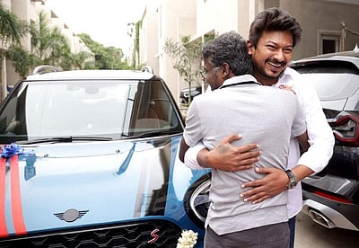 மாரி செல்வராஜ்-க்கு கார் பரிசளித்த உதயநிதி