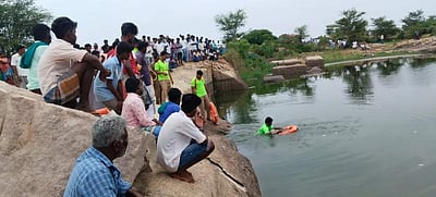 சித்தன்னவாசல் கல்குவாரி குளத்தில் 3 மகள்களுடன் தாய் தற்கொலை முயற்சி