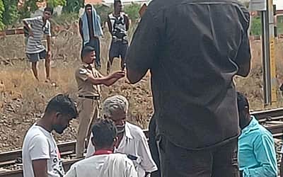 தண்டவாளத்தில் தற்படம் எடுத்தபோது ரயிலில் அடிபட்டு 2  பேர் பலி 