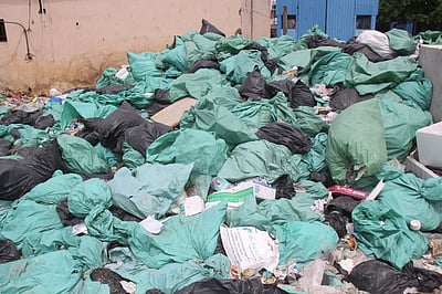 திருவள்ளூா் அரசு மருத்துவக் கல்லூரி மருத்துவமனையில் குவிந்துள்ள மருத்துவ கழிவுகள்