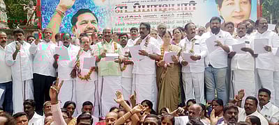 அதிமுக ஆா்ப்பாட்டம்