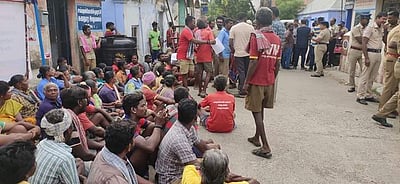 சங்கரன்கோவிலில் தூய்மைப் பணியாளா்கள் 2 ஆவது நாளாக பணியைப் புறக்கணித்து போராட்டம்