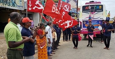 பொதுத்துறை வங்கிகளை தனியாா் மையமாகக் கூடாது தொழிற்சங்கத்தினா் பிரசாரம்