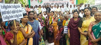 திமுக அரசைக் கண்டித்து அதிமுகவினா் ஆா்ப்பாட்டம்