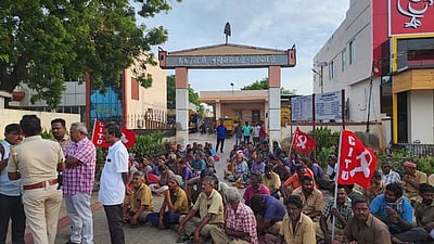 பல்லடம் நகராட்சியில் தூய்மைப் பணியாளர்கள் தரையில் அமர்ந்து தர்னா போராட்டம்