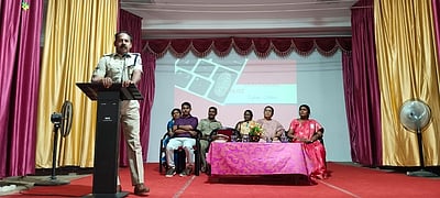 மாணவிகள் கைப்பேசியை எச்சரிக்கையாக கையாள வேண்டும்