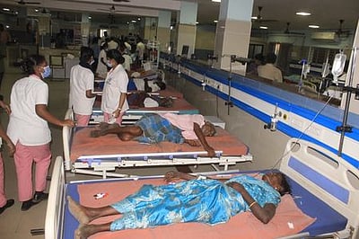 நெல்லை அருகே வேன் கவிழ்ந்து 26 போ் காயம்