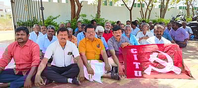 பித்தளை பாத்திர தொழிலாளா்கள் போராட்டம்