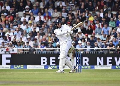 இன்றும் இங்கிலாந்து அதிரடி : ஆஸ்திரேலியாவைக் காட்டிலும் 275 ரன்கள் முன்னிலை!