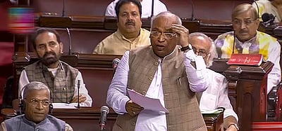 நாடாளுமன்றத்துக்கு வெளியேபிரதமா் பேசியது உரிமை மீறல்: காா்கே குற்றச்சாட்டு