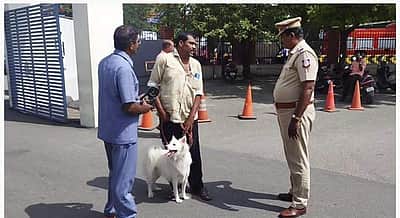 புகார் அளிக்க நாயுடன் வந்த நபர்! சேலம் மாவட்ட ஆட்சியர் அலுவலகத்தில் பரபரப்பு!!