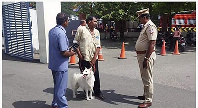 புகார் அளிக்க நாயுடன் வந்த நபர்! சேலம் மாவட்ட ஆட்சியர் அலுவலகத்தில் பரபரப்பு!!