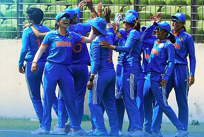ஒருநாள் தொடரினை வெல்ல இந்திய மகளிர் அணிக்கு 226 ரன்கள் இலக்கு! 
