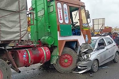 நின்று கொண்டிருந்த லாரி மீது கார் மோதி விபத்து: 8 வயது சிறுவன் உள்பட 4 பேர் படுகாயம்