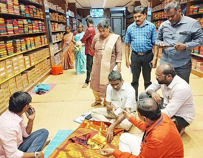 காஞ்சிபுரத்தில் பட்டு விற்பனையகங்களில் பறக்கும்படை அதிகாரிகள் திடீர் ஆய்வு