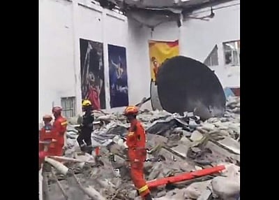 சீனாவில் பள்ளி உடற்பயிற்சி கூடத்தின் மேற்கூரை சரிந்து 11 பேர் பலி!