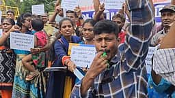 தூய்மைப் பணியாளா்கள் ‘விசில்’ பயன்படுத்த எதிா்ப்பு
