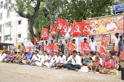 திருச்சி மாவட்ட ஆட்சியரகம் முன்பு குடும்பத்துடன் காத்திருப்பு போராட்டம்!